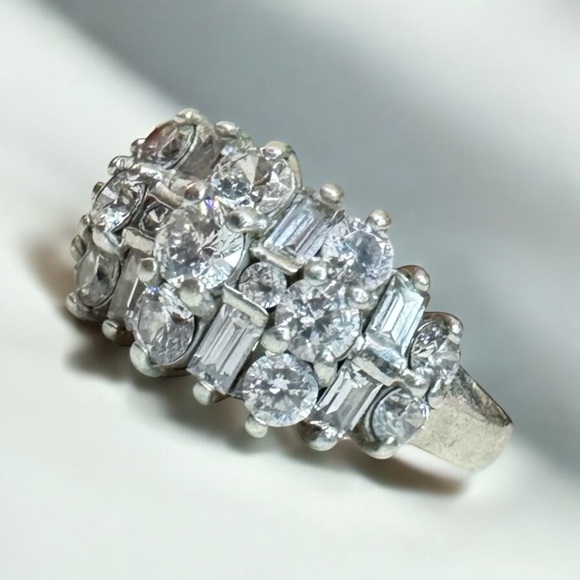 Vintage Sterling Silver Cubic Zirconia Ring (8.5) - Picture 10 of 15